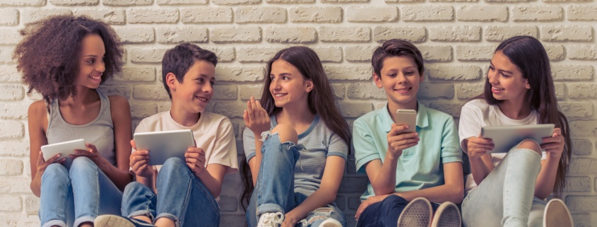 Tieners met tablets en smartphones