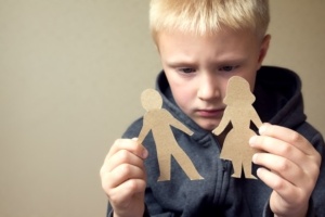 Jongetje met papieren afbeelding van gescheiden ouders