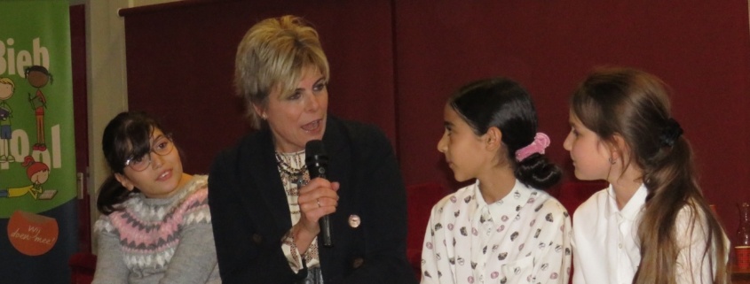 Link naar Prinses Laurentien tijdens taalmarkt in de Poelenburcht in gesprek met kinderen en ouders